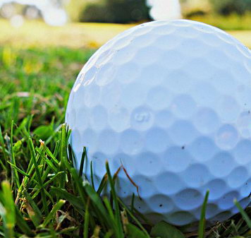 Wie viele Einkerbungen hat ein Golfball